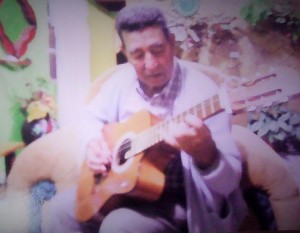 Eli Arce Salas tocando guitarra IMG-20160723-WA0002