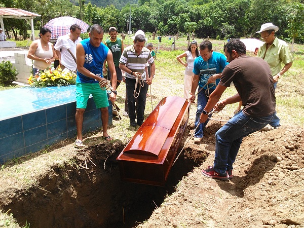 Sepelio Charles Peterson 03 jul 2016 MI PRENSA IMG_20160703_113241