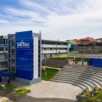 Universidad Fidélitas y DINADECO firman alianza para fortalecer el desarrollo comunitario en todo el país