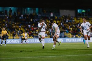 La ciudad blanca se tiñó de naranja: El Puerto despertó y goleó 4-1 a Liberia