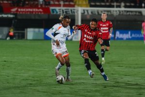 Triplete de Cisneros y la Liga golea 5-2 a Puntarenas