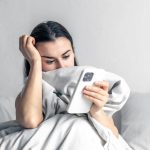 Doomscrolling: Consejos para proteger su salud mental ante el consumo compulsivo de noticias negativas en internet