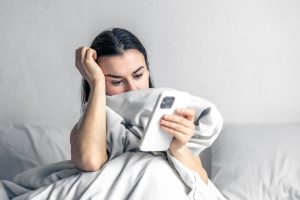 Doomscrolling: Consejos para proteger su salud mental ante el consumo compulsivo de noticias negativas en internet