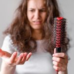 Especialista comparte recomendaciones prácticas para tratar la caída del cabello