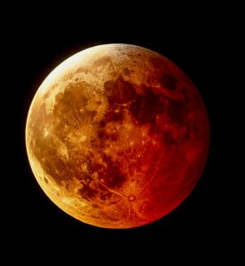 Por las nubes: La Luna intentó esconderse pero Eduardo logró captar su rostro rojizo